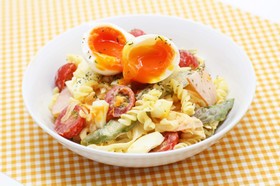 彩り野菜と半熟たまごのパスタサラダ