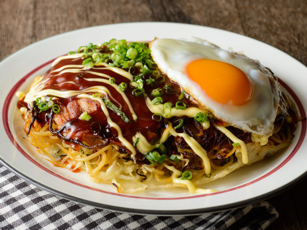 広島風お好み焼き 目玉焼きのせ