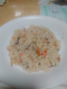 朴葉入り鮭炊き込みご飯