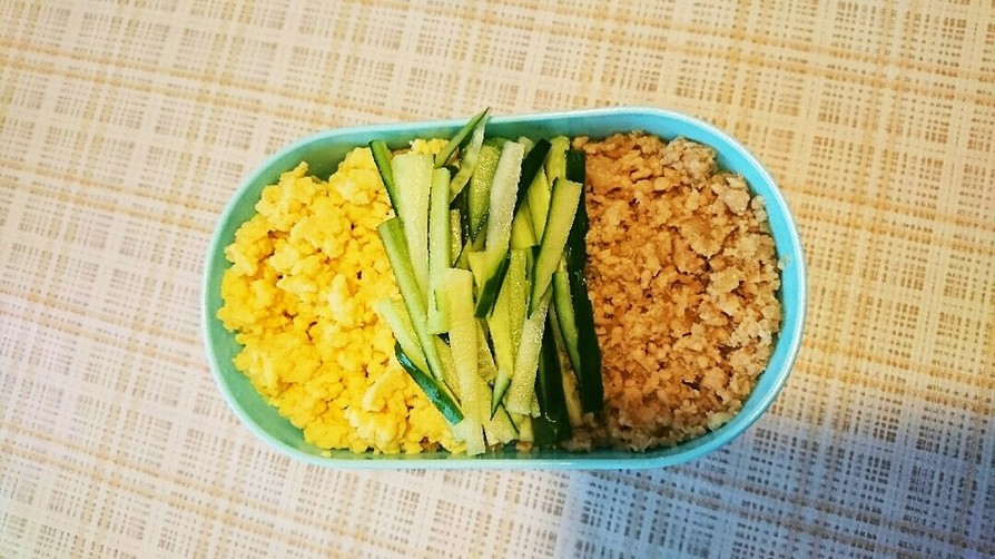 三色丼弁当❤サッパリときゅうり入り～⤴の画像