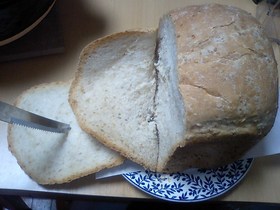 HBで。オリーブ油とむきゴマの食パン