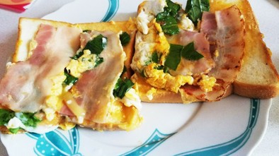 朝食に♪卵ベーコン青梗菜トーストの写真