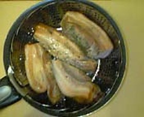 ウーロン茶の葉で簡単に薫るベーコン♪