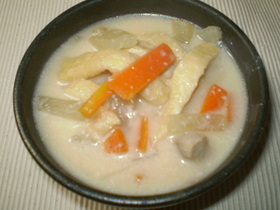 ちょっと甘めの土鍋で作る鶏肉入り粕汁♪
