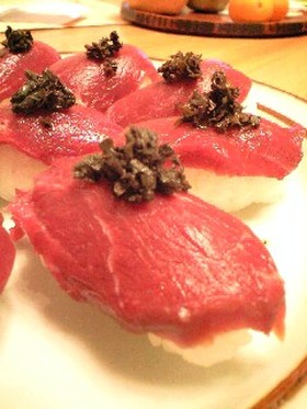 大葉にんにく醤油で馬刺しのにぎり寿司