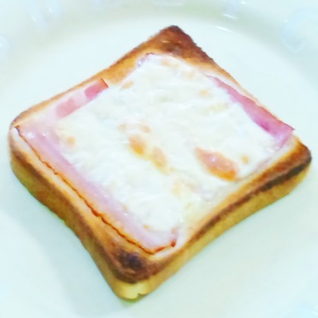 ベーコン(ハム) ＆ チーズ トーストの画像