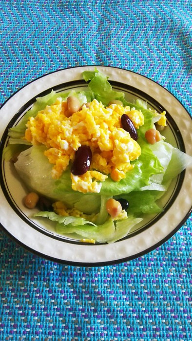 レタスと卵とお豆のサラダの写真