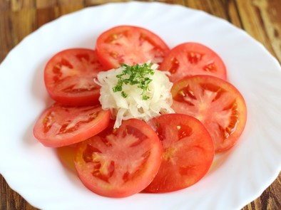 トマトとオニオンのサラダの写真