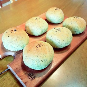 HB摘んだよもぎで♪もちふわよもぎ餡パン