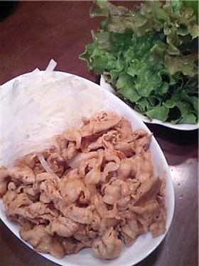 ピリ辛豚肉まきまきサラダ