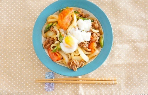 牛肉とトマトとアスパラのすき焼きうどんの画像