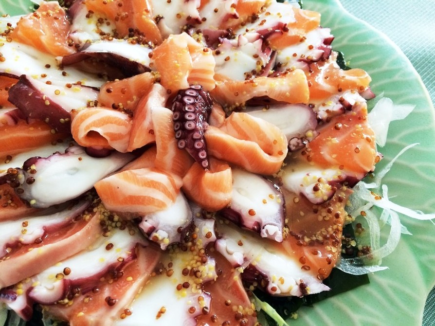 タコとサーモンの海鮮サラダの画像