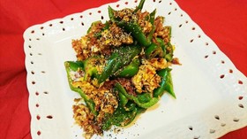 ピーマンとコンビーフのやみつき炒め+玉子