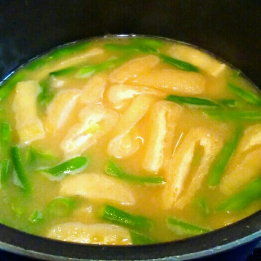 いんげんと油揚げの味噌汁の画像