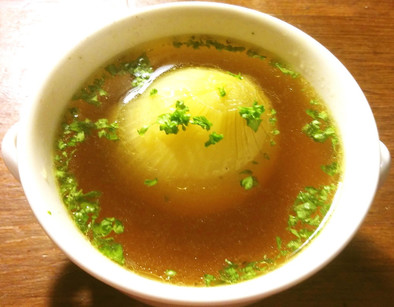丸ごと新玉ねぎスープの写真