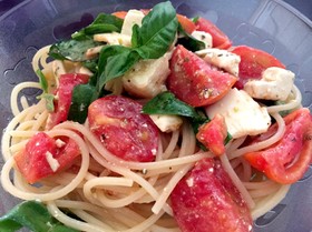 シンプル冷製パスタ〜トマトバジルチーズ〜