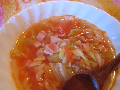 キャベツとベーコンのトマトスープの写真
