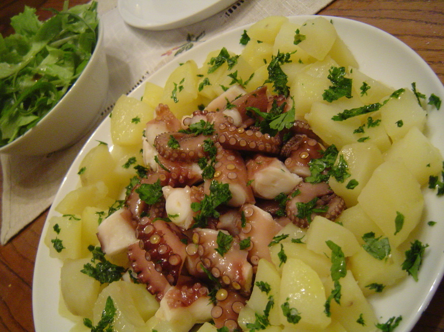 イタリアの定番、タコとポテトのサラダの画像