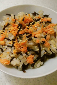 簡単レシピ！　ひじきと鮭の混ぜこみご飯