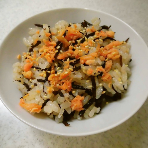 簡単レシピ！　ひじきと鮭の混ぜこみご飯