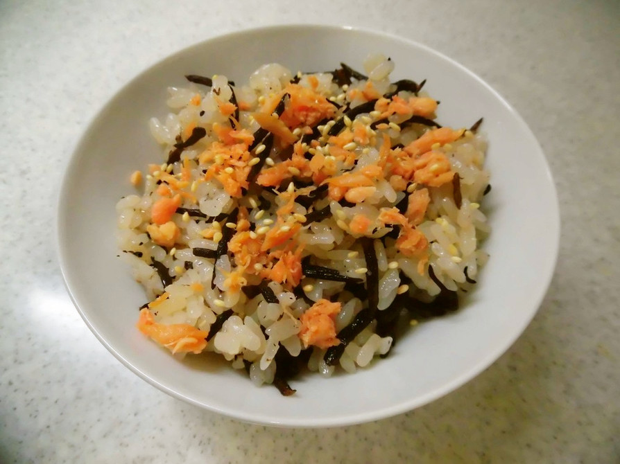 簡単レシピ！　ひじきと鮭の混ぜこみご飯の画像