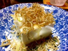 カリッと揚げちりめんじゃこ冷奴♪ごま油で