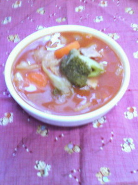 半端野菜でピリ辛トマトスープ