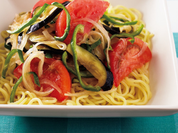 なすとトマトのエスニック麺