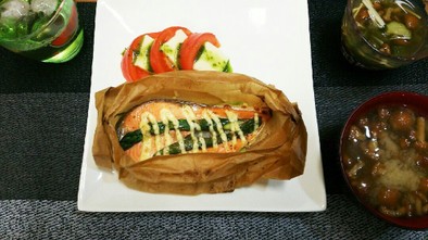 鮭と野菜のオーブンシート包みの写真