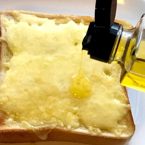 チーズトーストに燻製オリーブオイル