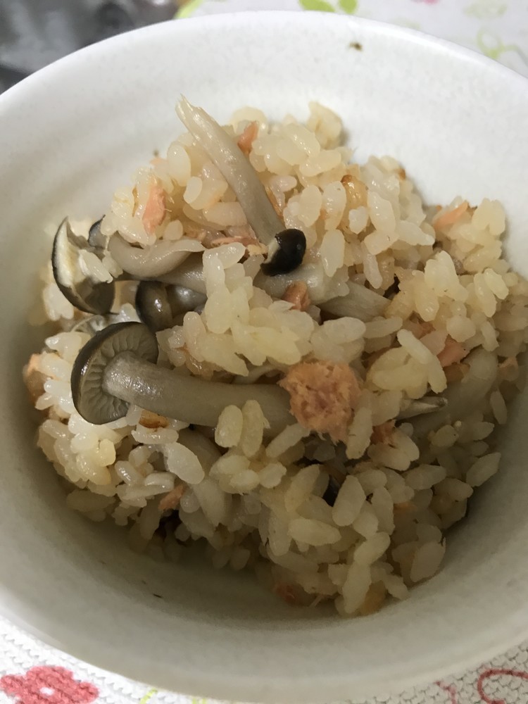 簡単＆節約♫きのこと鮭の炊き込みご飯の画像