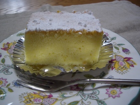 「チーズケーキ?」「レモンケーキです」
