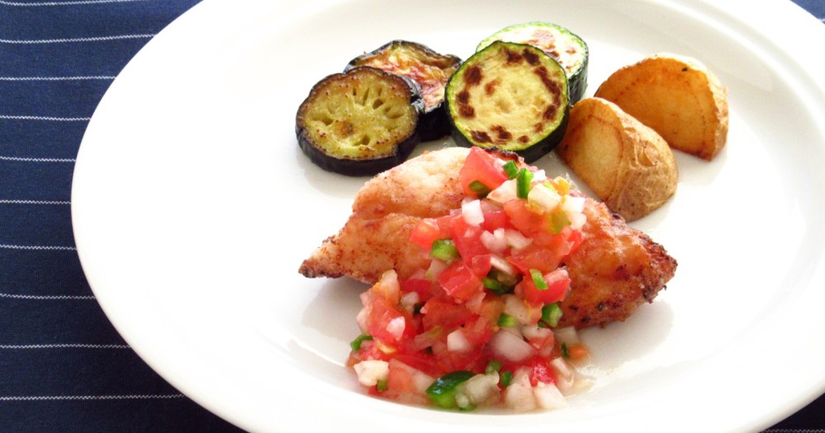 チキンとフリーカのチョップドサラダ、サルサベルデ添え レシピ