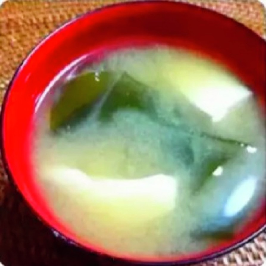 塩蔵わかめと豆富の味噌汁の画像