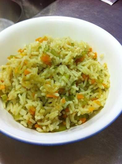 インディカ米の洋風炊き込みご飯の写真