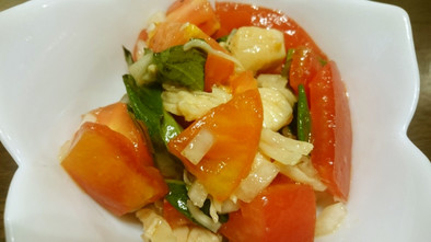トマトとささみのバジル風味サラダの写真