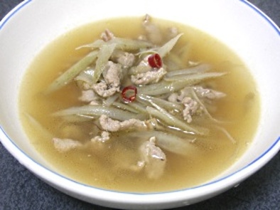 豚肉とごぼうのスープの写真