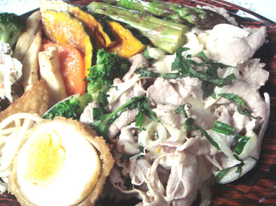 豚冷しゃぶサラダと焼き野菜のプレートの写真