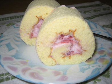いちごヨーグルトクリームのロールケーキの写真