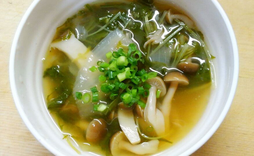 簡単ランチ♪水菜ときのこのコンソメスープの画像