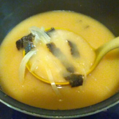 焼き海苔と玉葱の味噌汁の写真