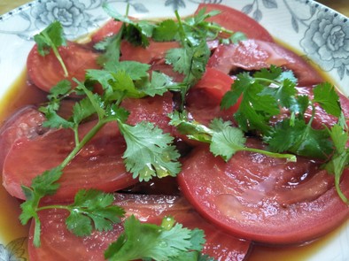 初夏に《トマトとパクチーのサラダ》の写真