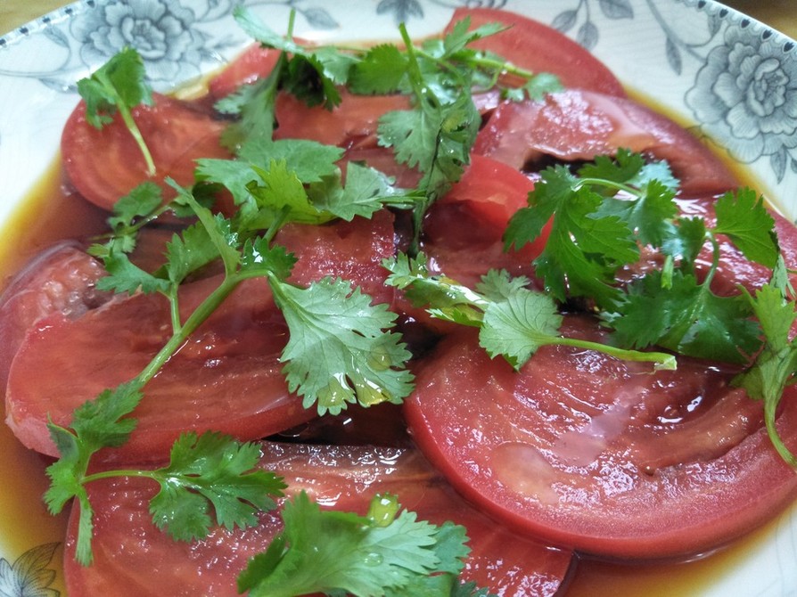 初夏に《トマトとパクチーのサラダ》の画像