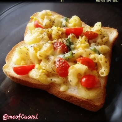 マカロニサラダ＋トマトのガッツリトーストの写真