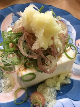 冷奴にネギ・おかか・茗荷・生姜を添えて
