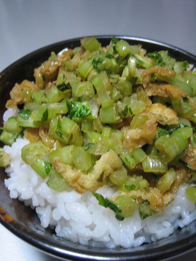 大根の葉と油揚げのにんにくバター醤油炒め