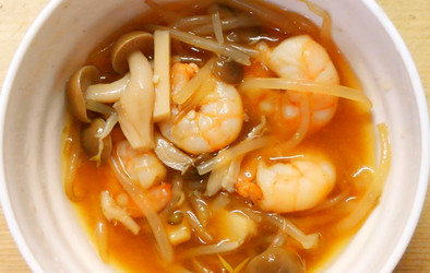 ランチに海老とキノコ もやしの中華スープの写真