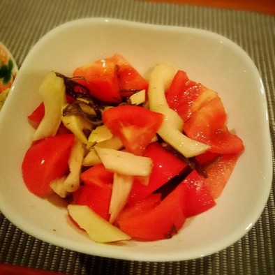 トマトとセロリとめかぶの夏サラダの写真