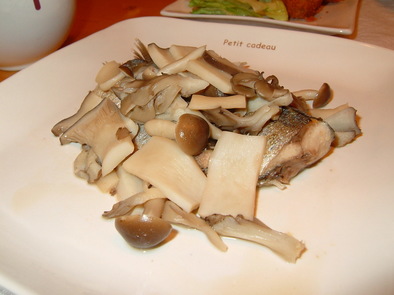 秋刀魚とキノコの酒蒸しの写真