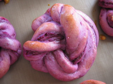 紫芋をたっぷり練り込んだパンの写真